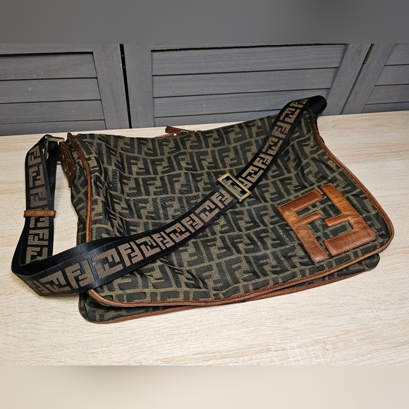 Authentic FENDI Zucca Messenger Crossbody Bag FF Strap - Picture 5 of 14